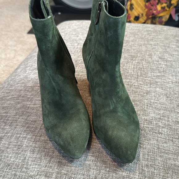 Botkier Women's green  Toe Suede Mid Heel Ankle Boot Bootie - Picture 4 of 11